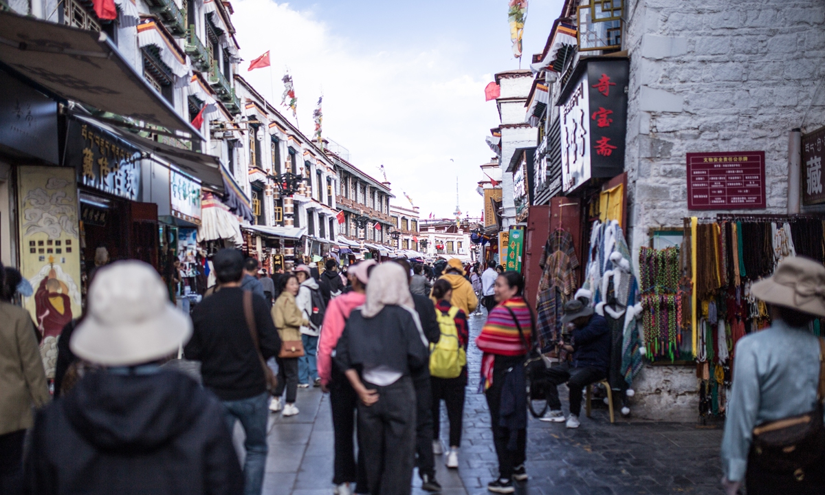 Tourists and worshipers walk along the Barkhor Bazaar in the city of Lhasa in Southwest China's Xizang Autonomous Region on October 10, 2023. Photo: Shan Jie/GT