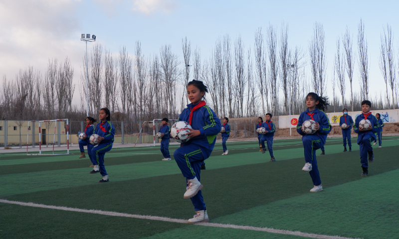 Students at Eksak Elementary School in Artux City, Northwest China's Xinjiang Uygur Autonomous Region, participated in football aerobics on December 13, 2023. Photo: Xu Keyue/GT